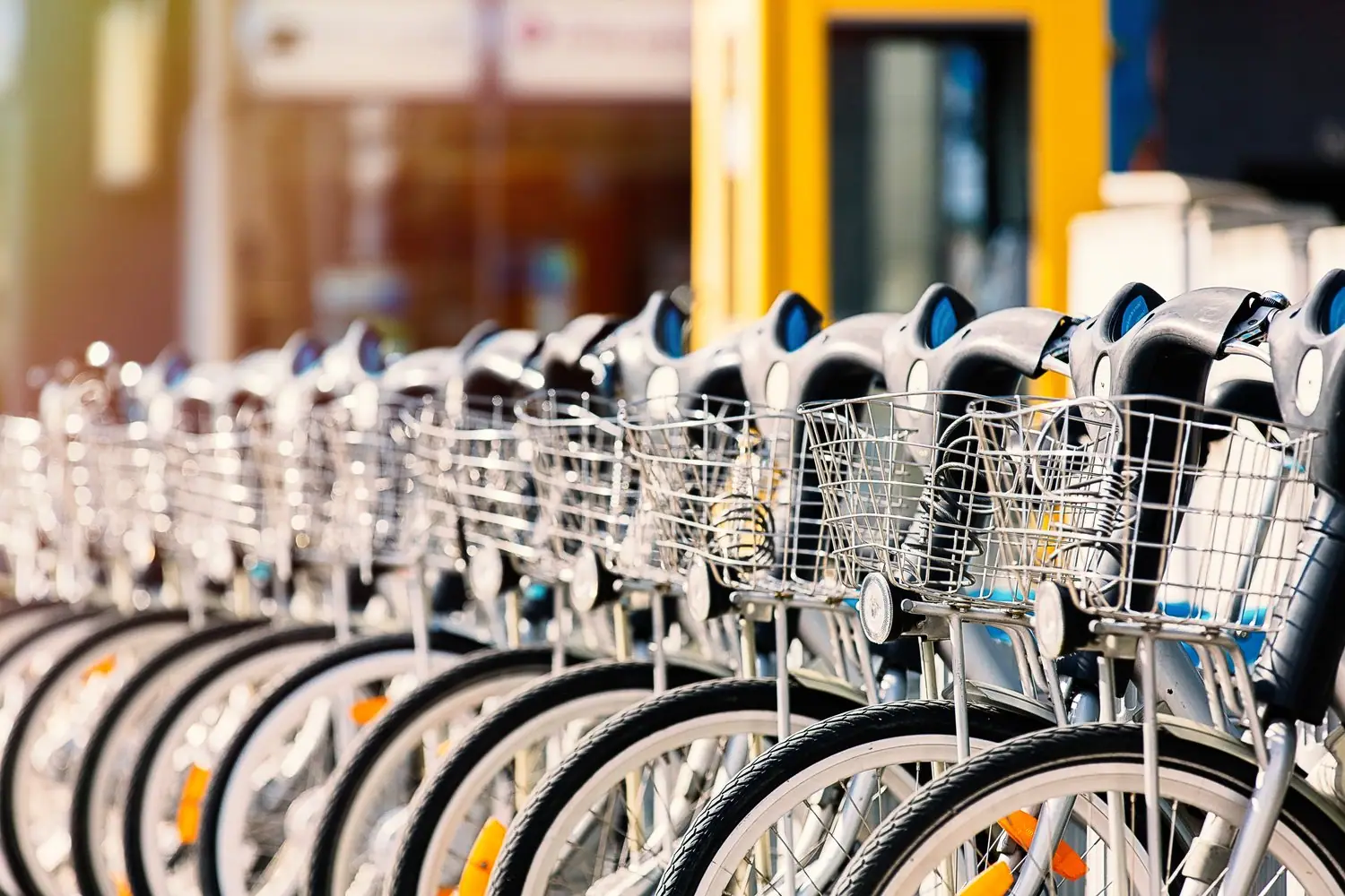 Rowery miejskie na świecie: Przewodnik po systemach wypożyczalni