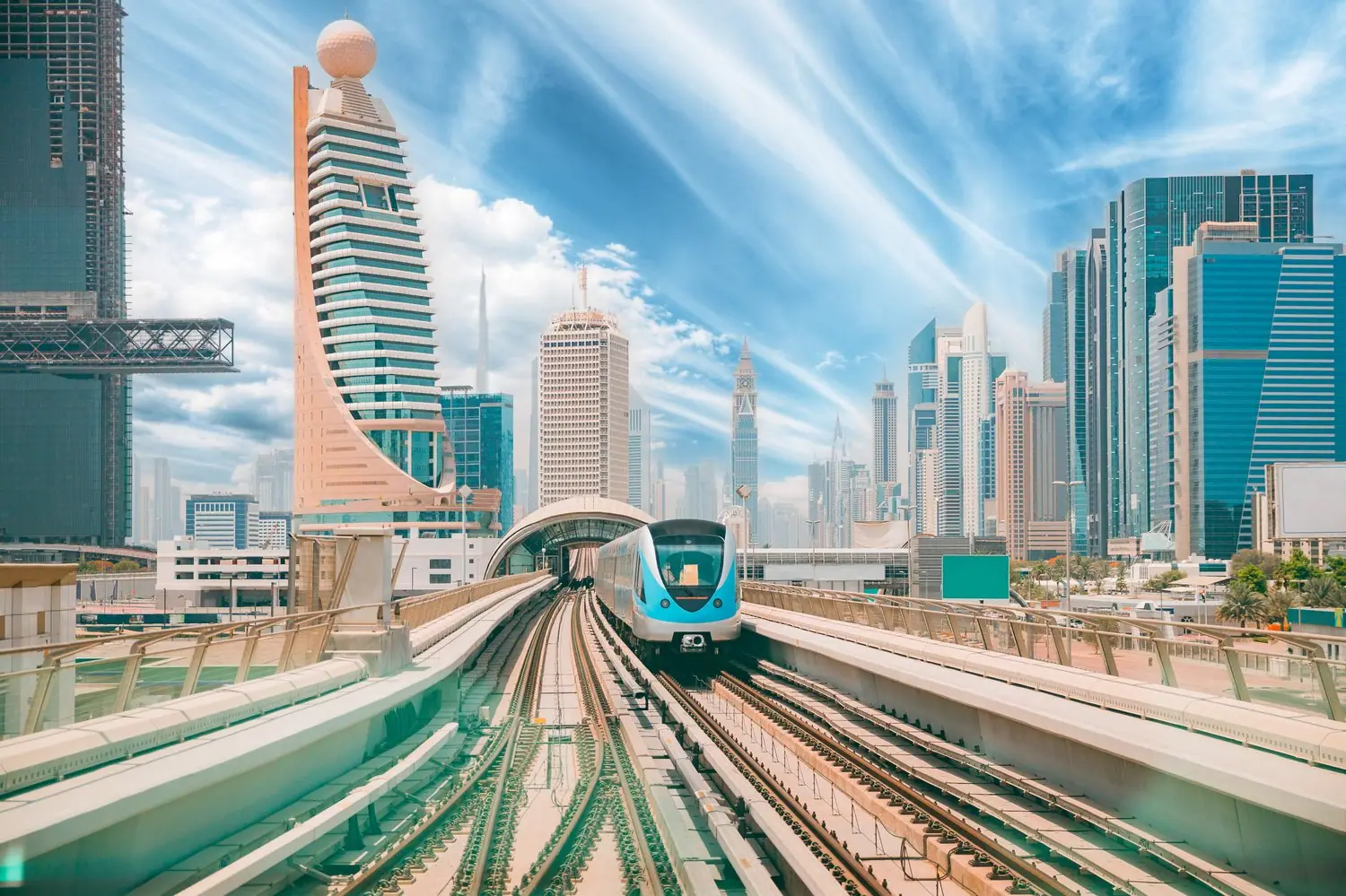 Transport publiczny w Dubaju: Od metra po wodne taxi