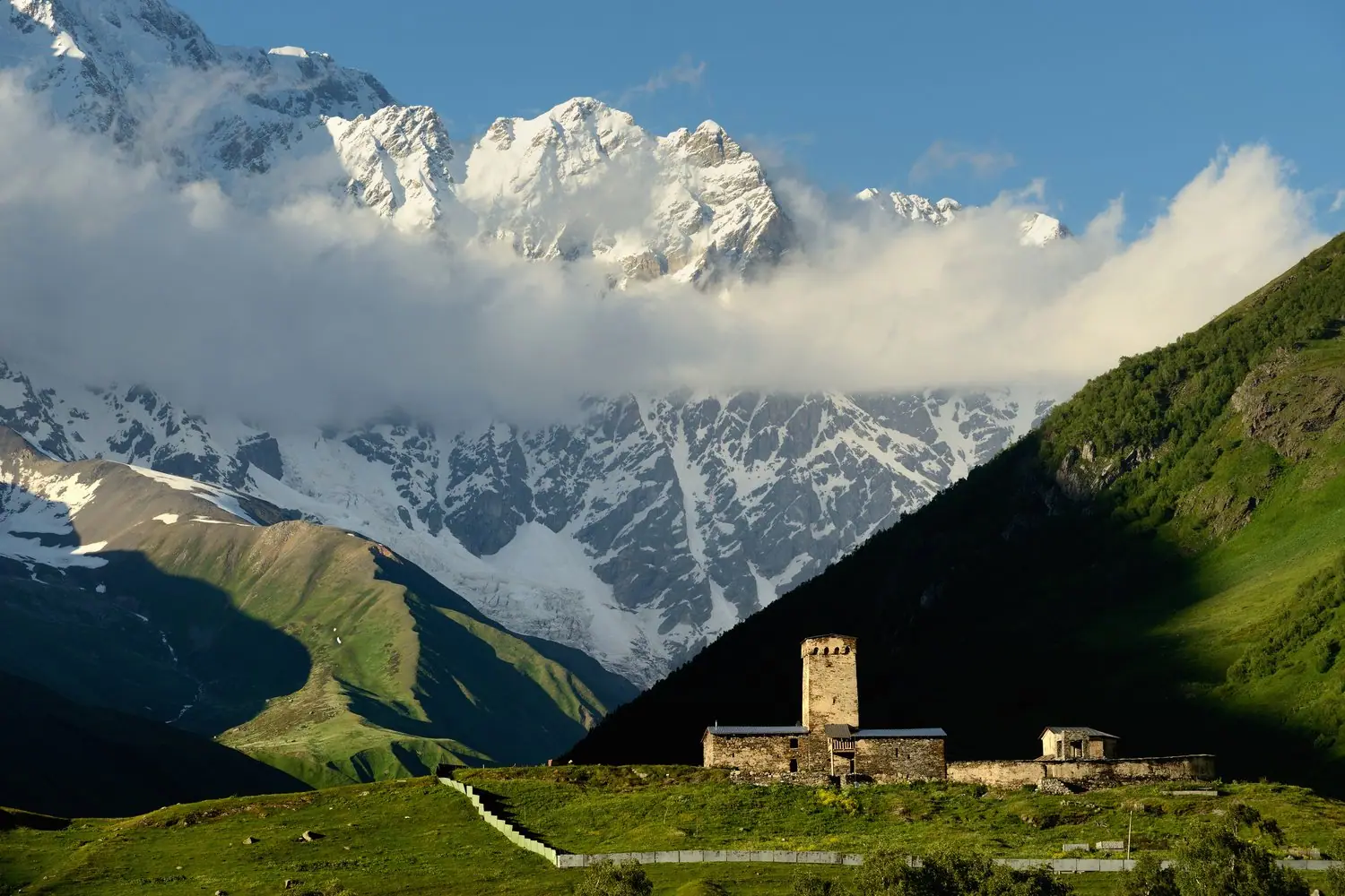Gruzińska Swanetia: trekking w cieniu Kaukazu