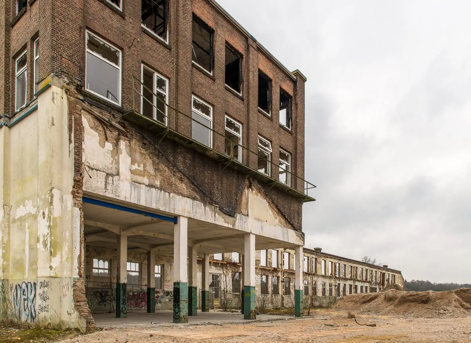 Opuszczone miejsca świata: Przewodnik po zapomnianej architekturze