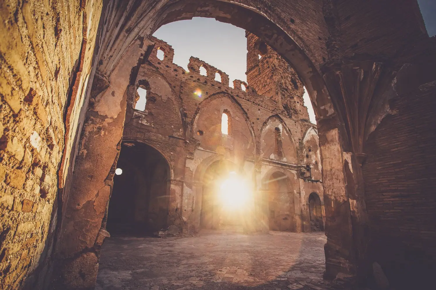 Podróże śladami legend: Tajemnicze miejsca i ich historie
