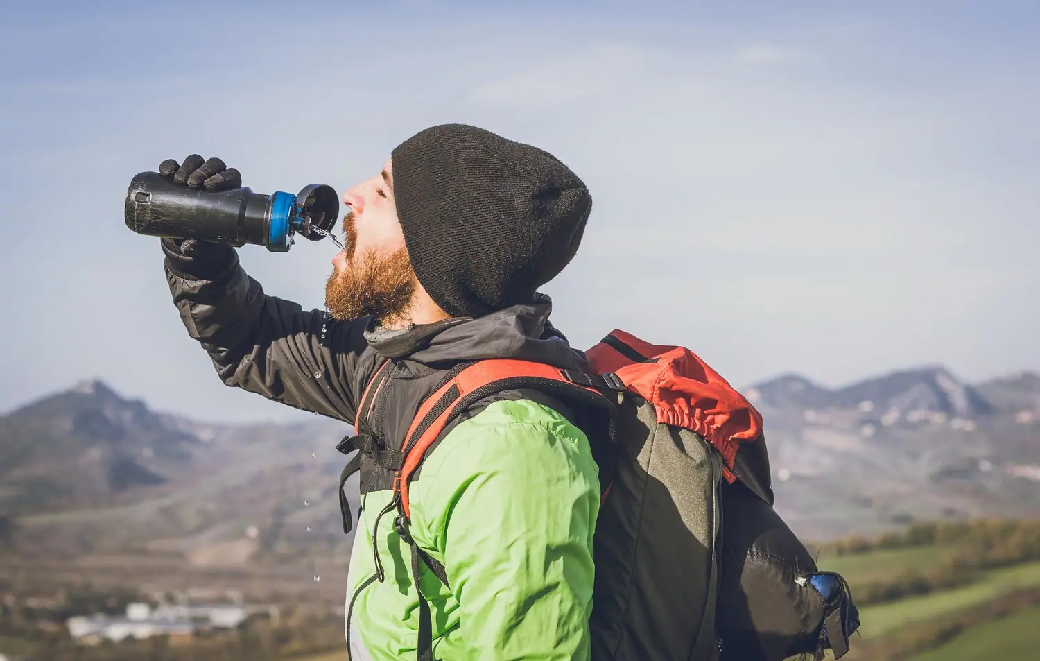 Jak rozpoznać objawy odwodnienia podczas trekkingu w górach?