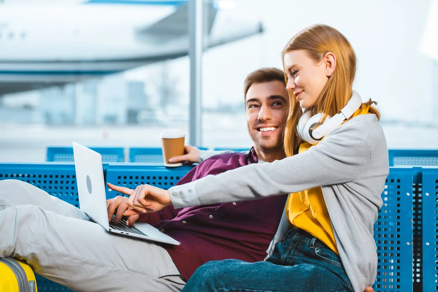 Bezpłatny WiFi czy karta SIM? Porównanie opcji internetowych za granicą