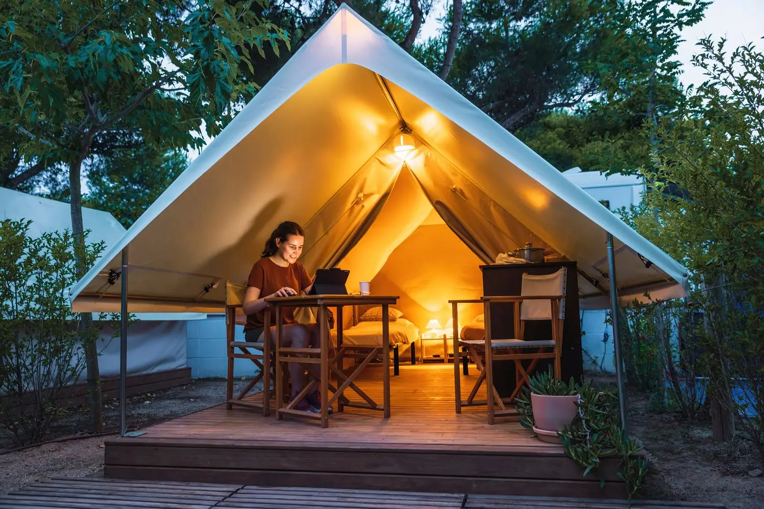 Czym się różni camping od glamping? Przewodnik po stylach wypoczynku