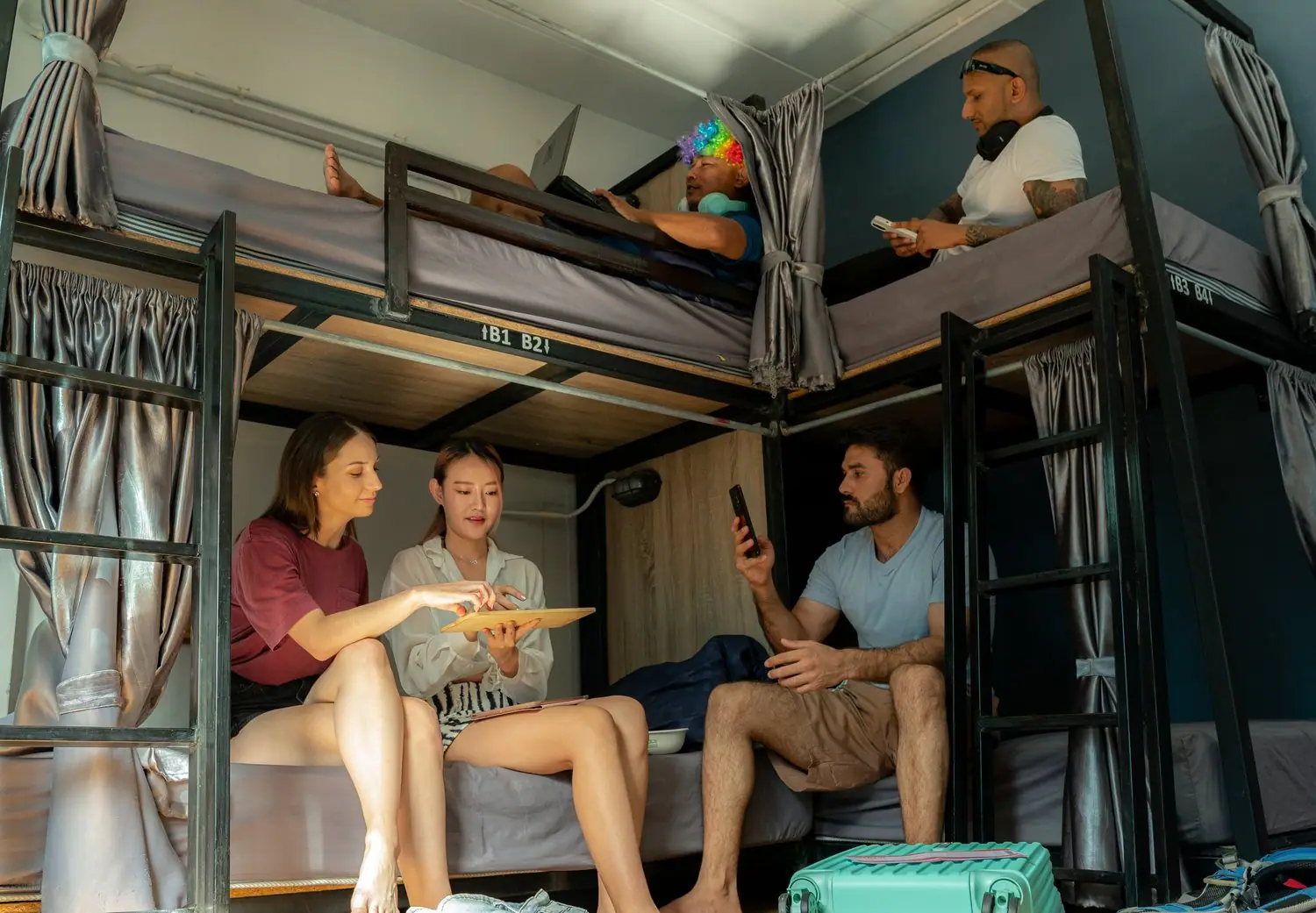 Czym się różni hostel od hotelu? Przewodnik po typach noclegów