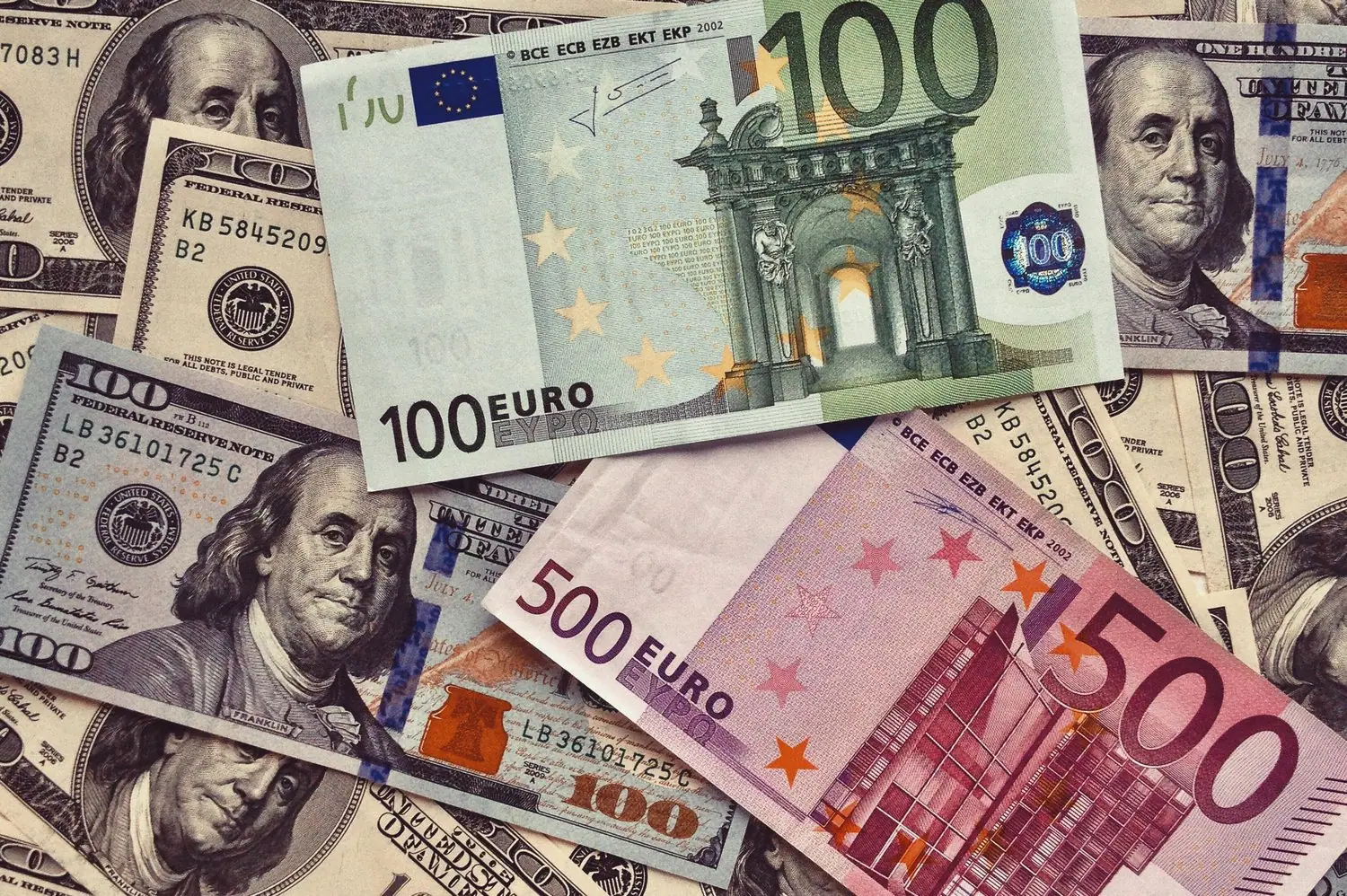 Jak wymienić pieniądze za granicą bez ponoszenia wysokich opłat?