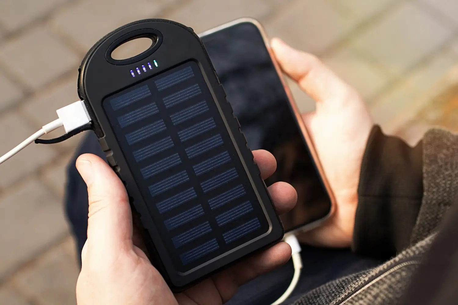 Jaki powerbank wybrać na długie podróże bez dostępu do prądu?